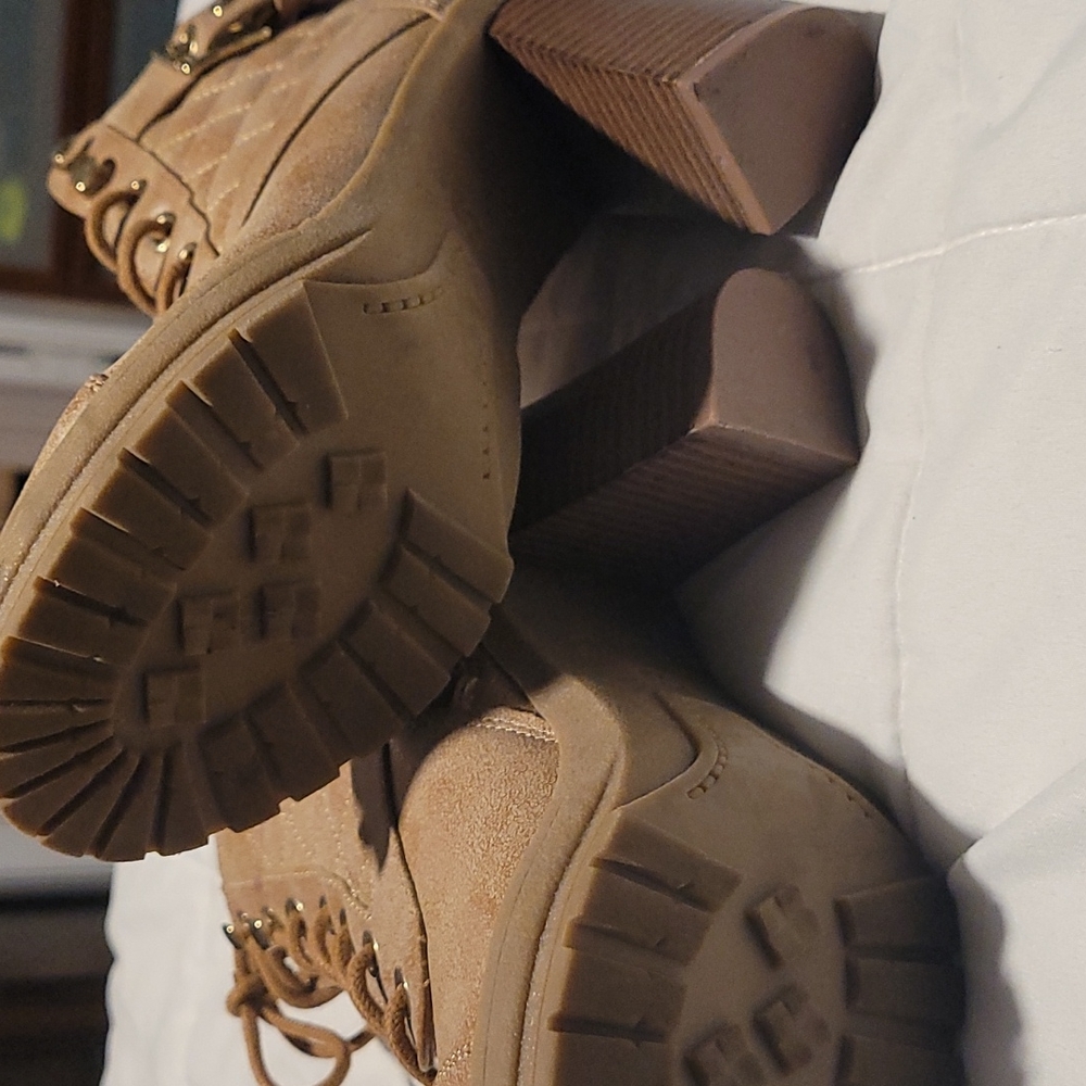 Boots - Picture 4 of 5